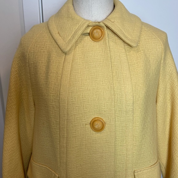 Vintage women’s Yellow coat with large buttons - Picture 3 of 5